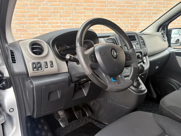 Renault Trafic 2015 photo 2