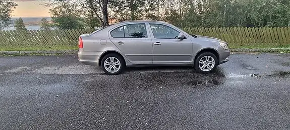 Skoda Octavia 2011 photo 2