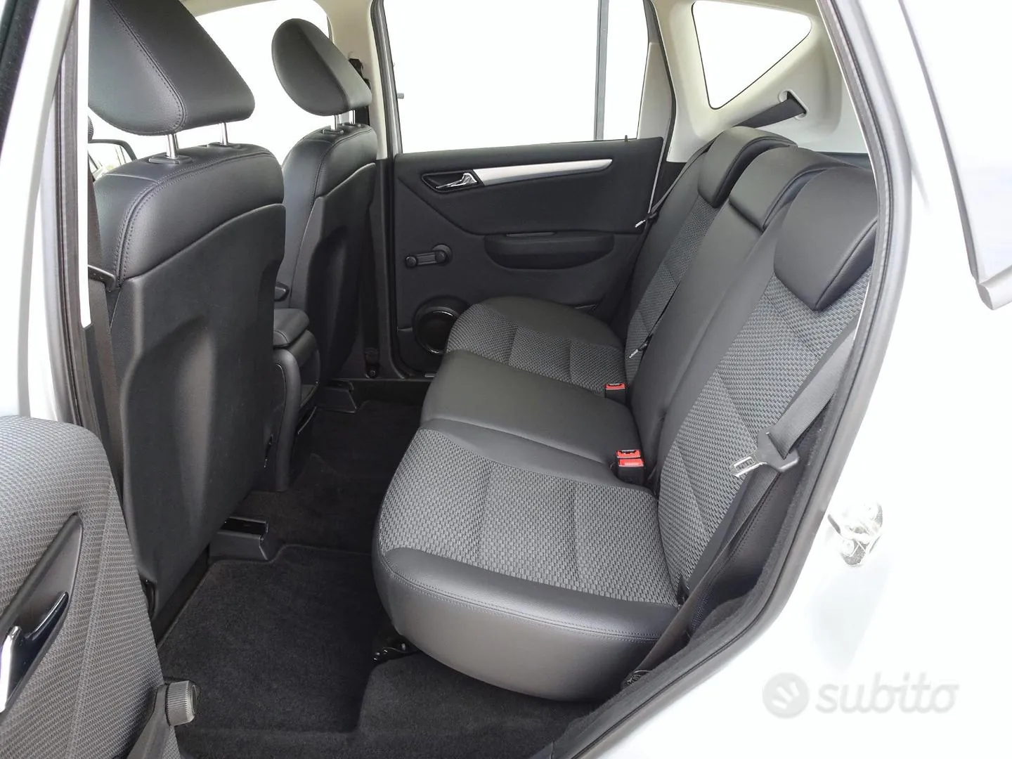 Mercedes-Benz A 180 2010 photo 5
