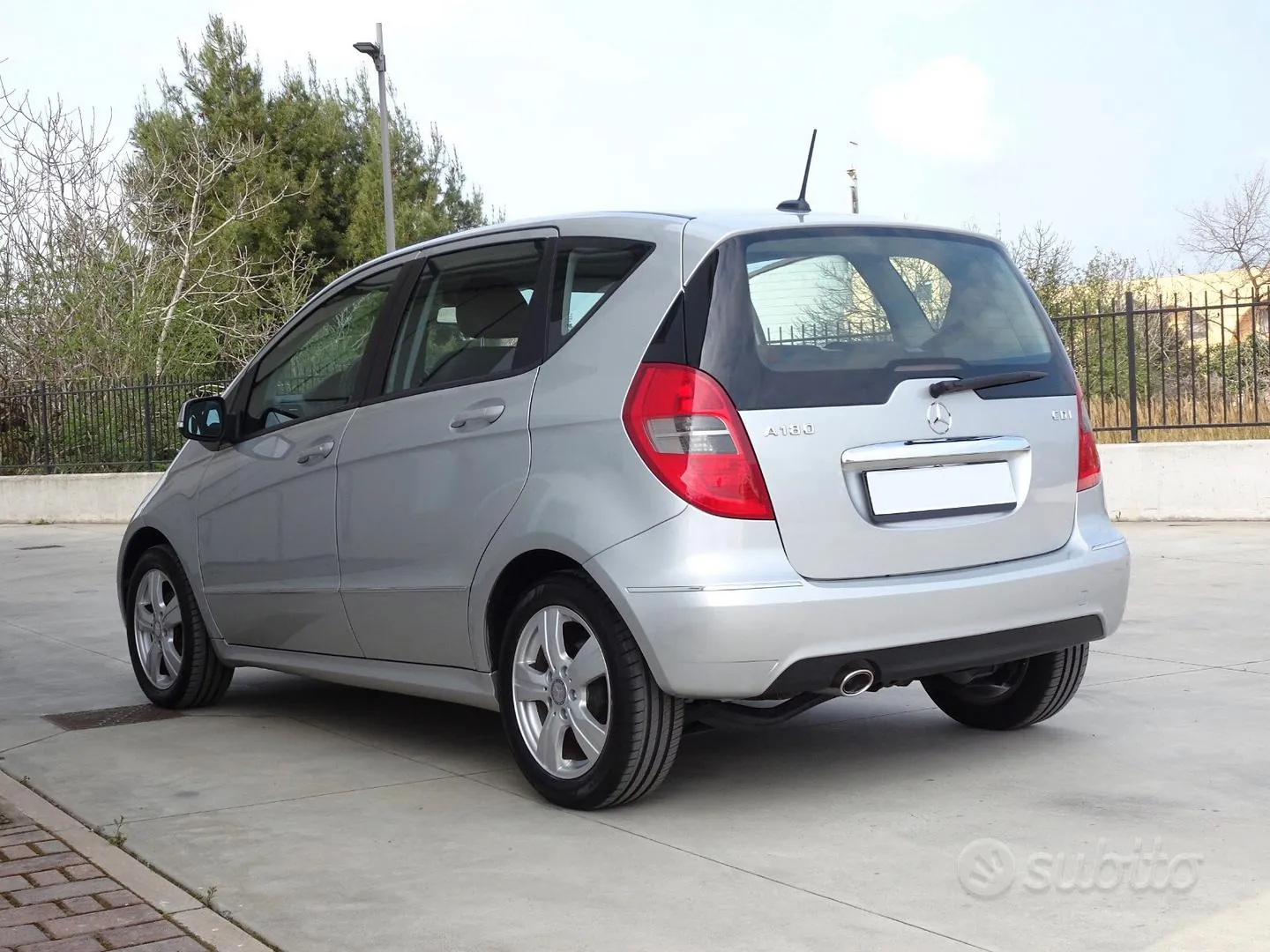 Mercedes-Benz A 180 2010 photo 2