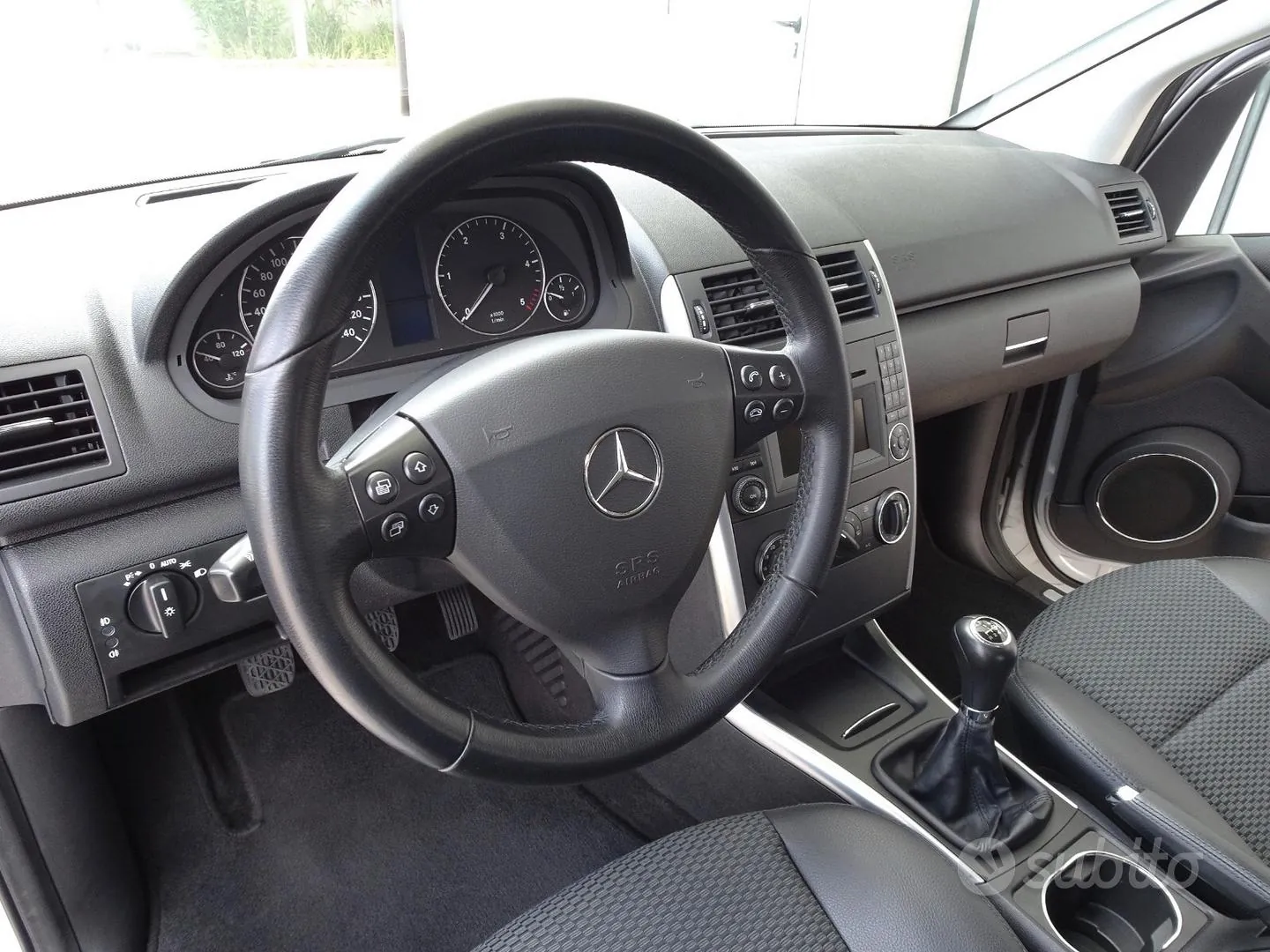 Mercedes-Benz A 180 2010 photo 3