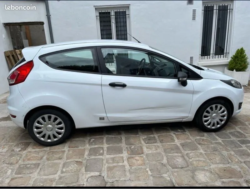 Ford Fiesta 2015 photo 2