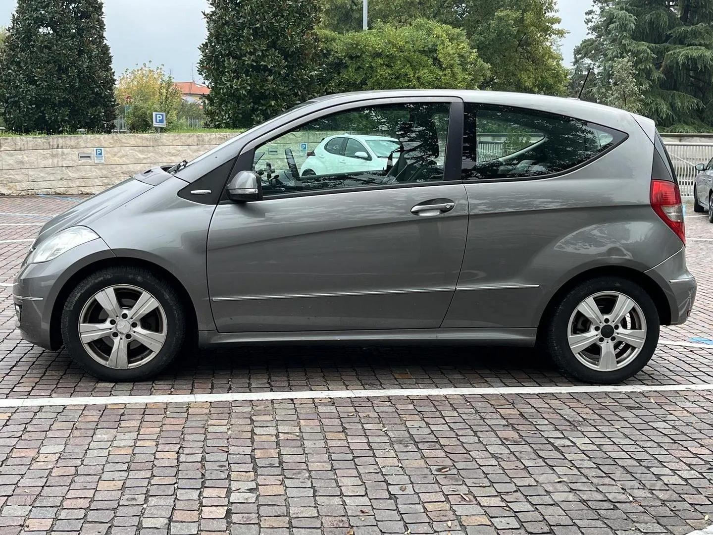 Mercedes-Benz A-Class 2010 photo 3