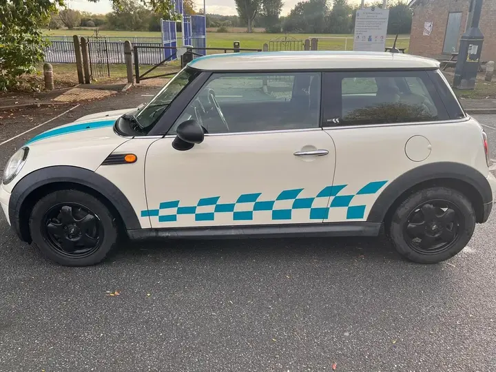 Mini Hatch 2009 photo 5
