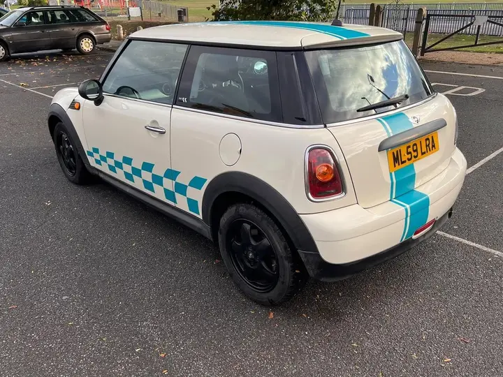 Mini Hatch 2009 photo 4