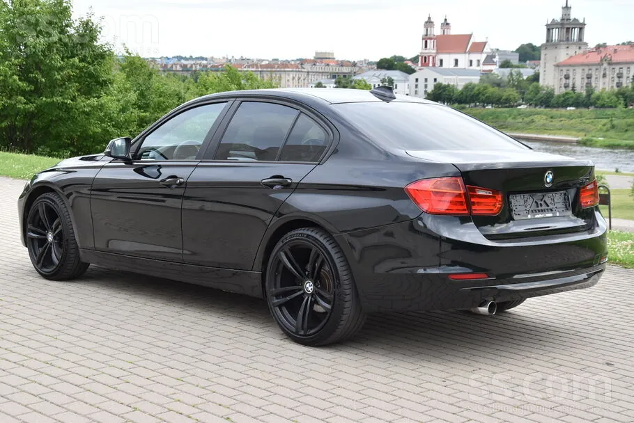 BMW 320 2012 photo 2