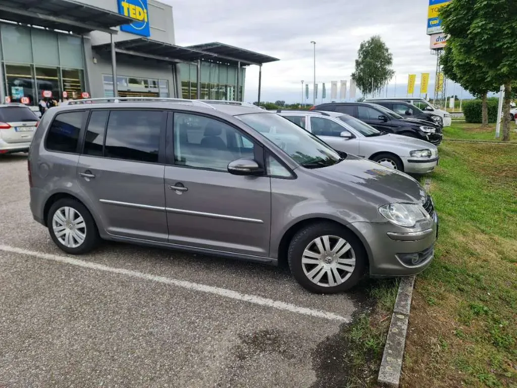 Volkswagen Touran 2010 photo 2