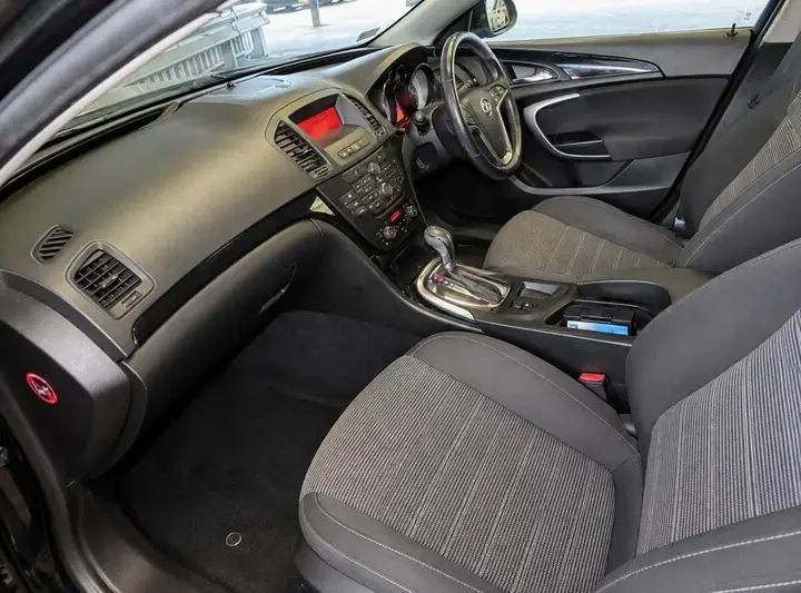 Vauxhall Insignia 2011 photo 2
