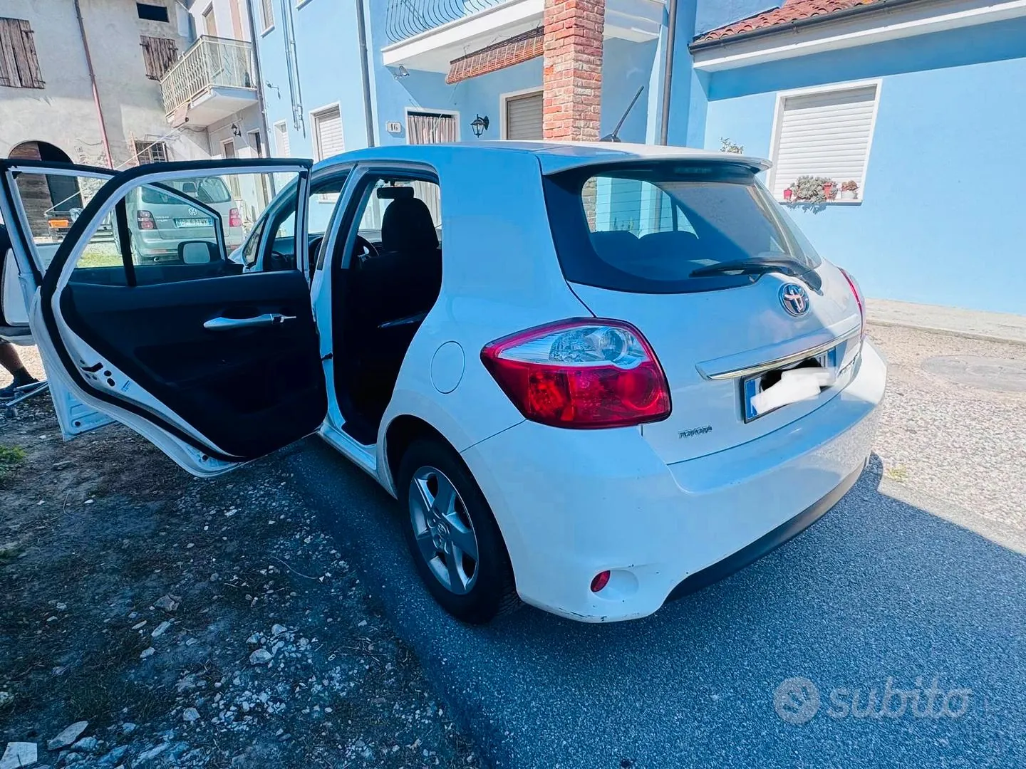 Toyota Auris 2012 photo 3