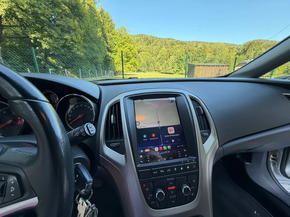 Opel Astra 2012 photo 2