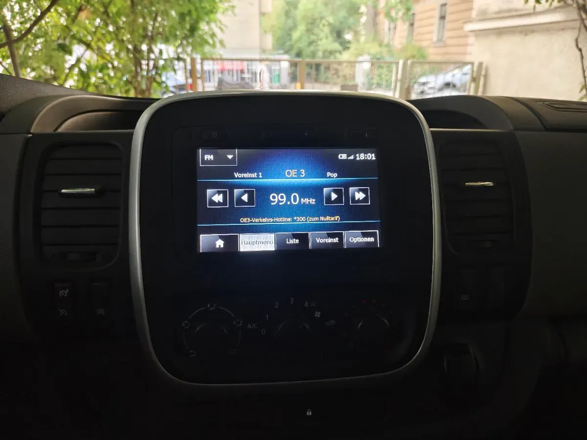 Renault Trafic 2015 photo 3