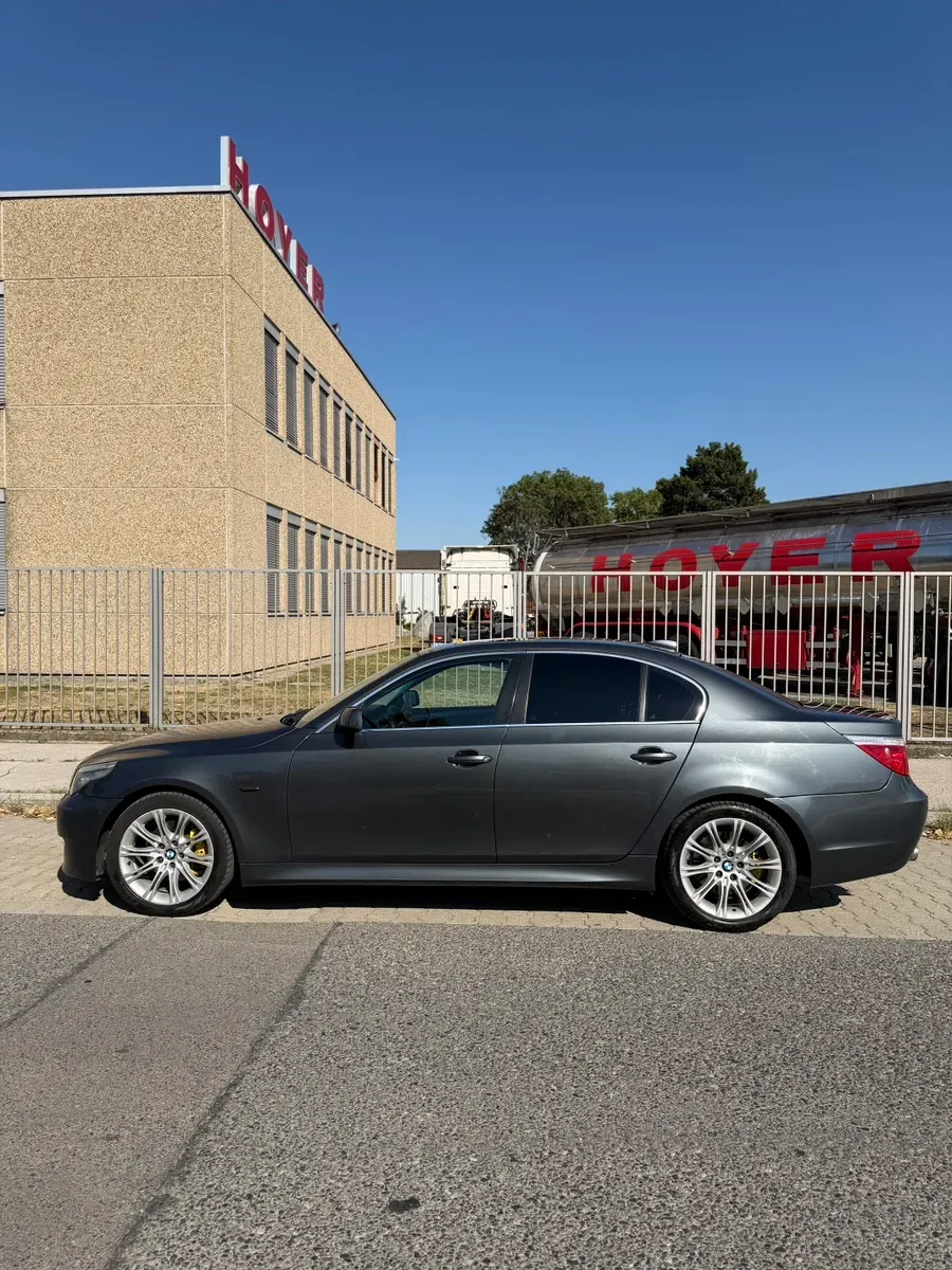 BMW 5 Series 2009 photo 2