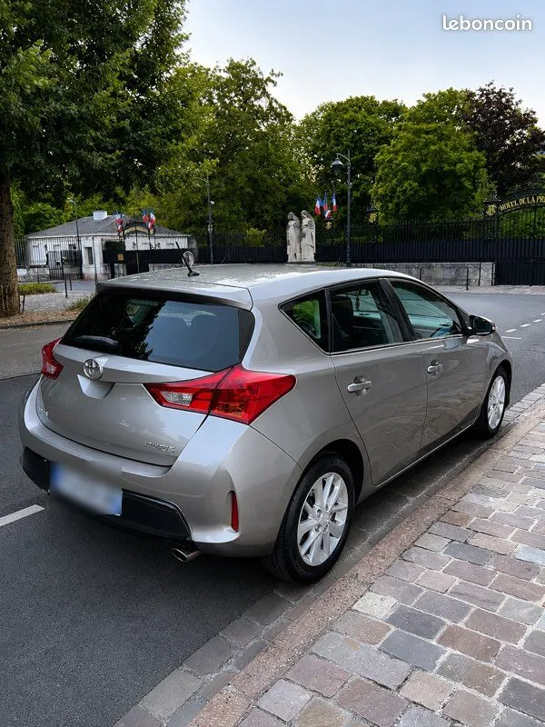 Toyota Auris 2013 photo 2