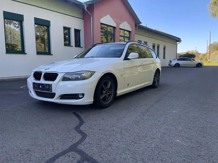 BMW 3 Series 2009 photo 2
