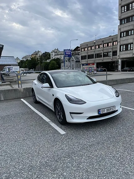 Tesla Model 3 2023 photo 4