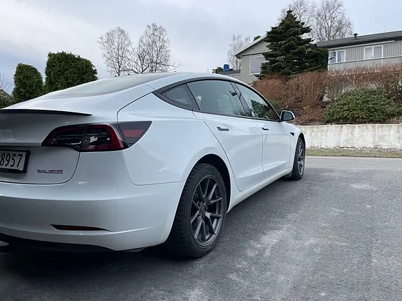 Tesla Model 3 2023 photo 3