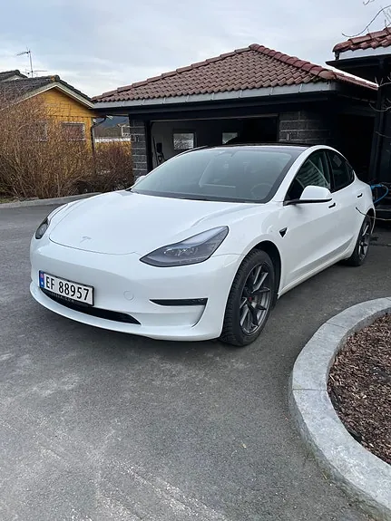 Tesla Model 3 2023 photo 2