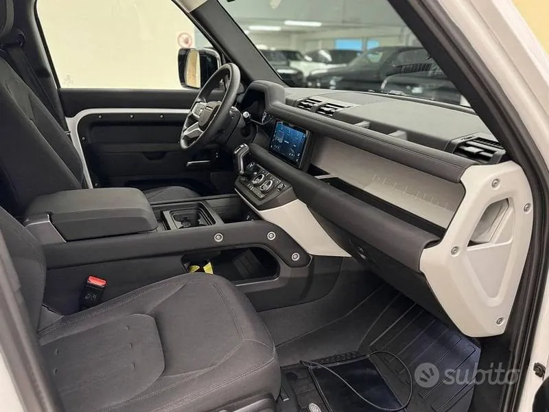 Land Rover Defender 2021 photo 3