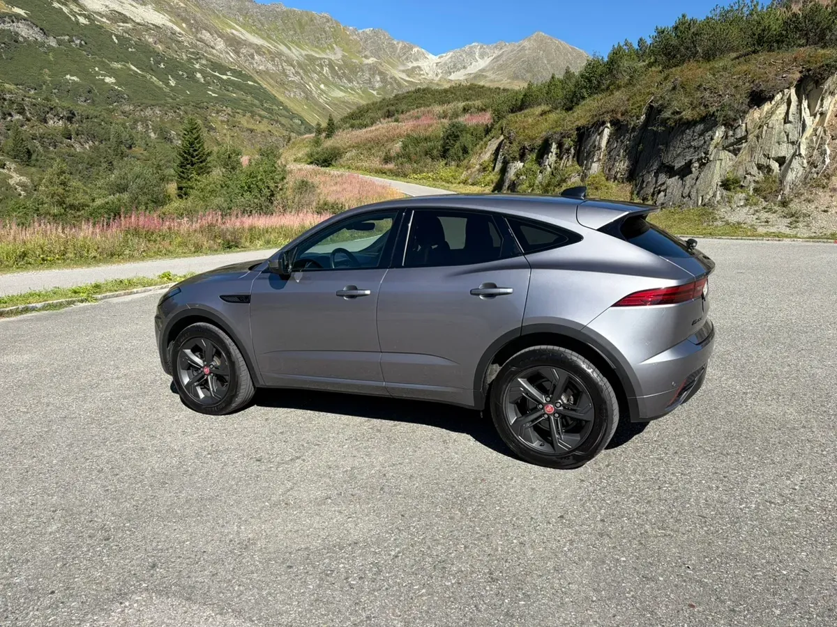 Jaguar E-Pace 2022 photo 2