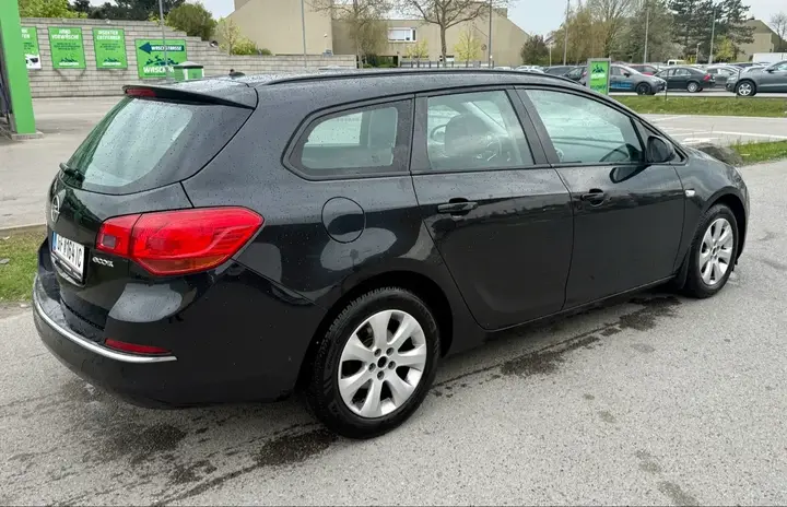 Opel Astra 2013 photo 2