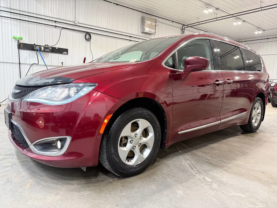 Chrysler Pacifica 2017 photo 2
