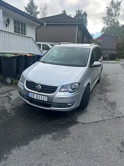 Volkswagen Touran 2010 photo 2