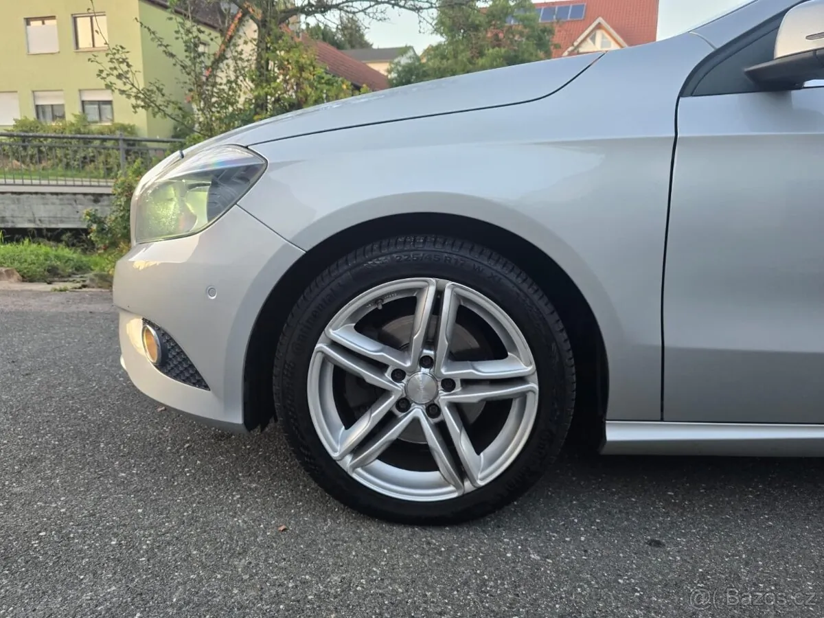 Mercedes-Benz A200 2012 photo 4
