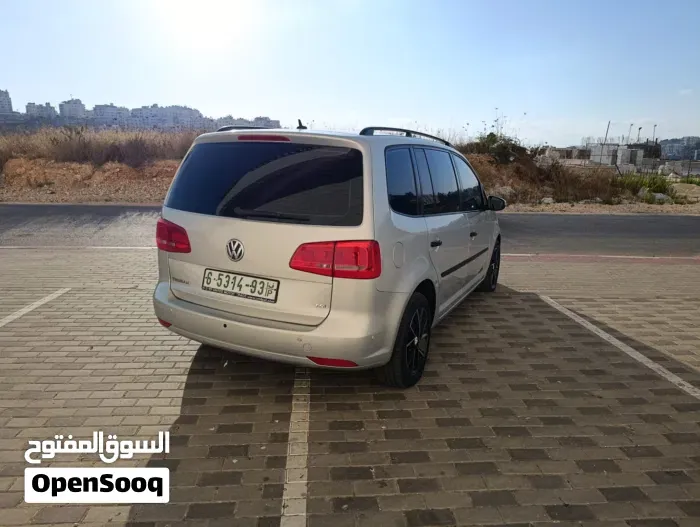 Volkswagen Touran 2012 photo 2