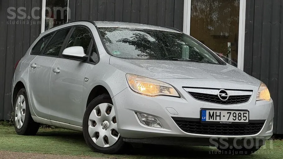 Opel Astra 2012 photo 2