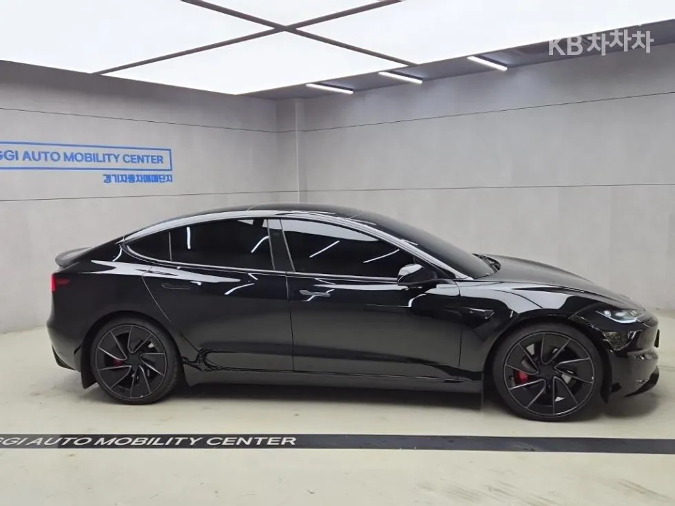 Tesla Model 3 Performance 2026 photo 2