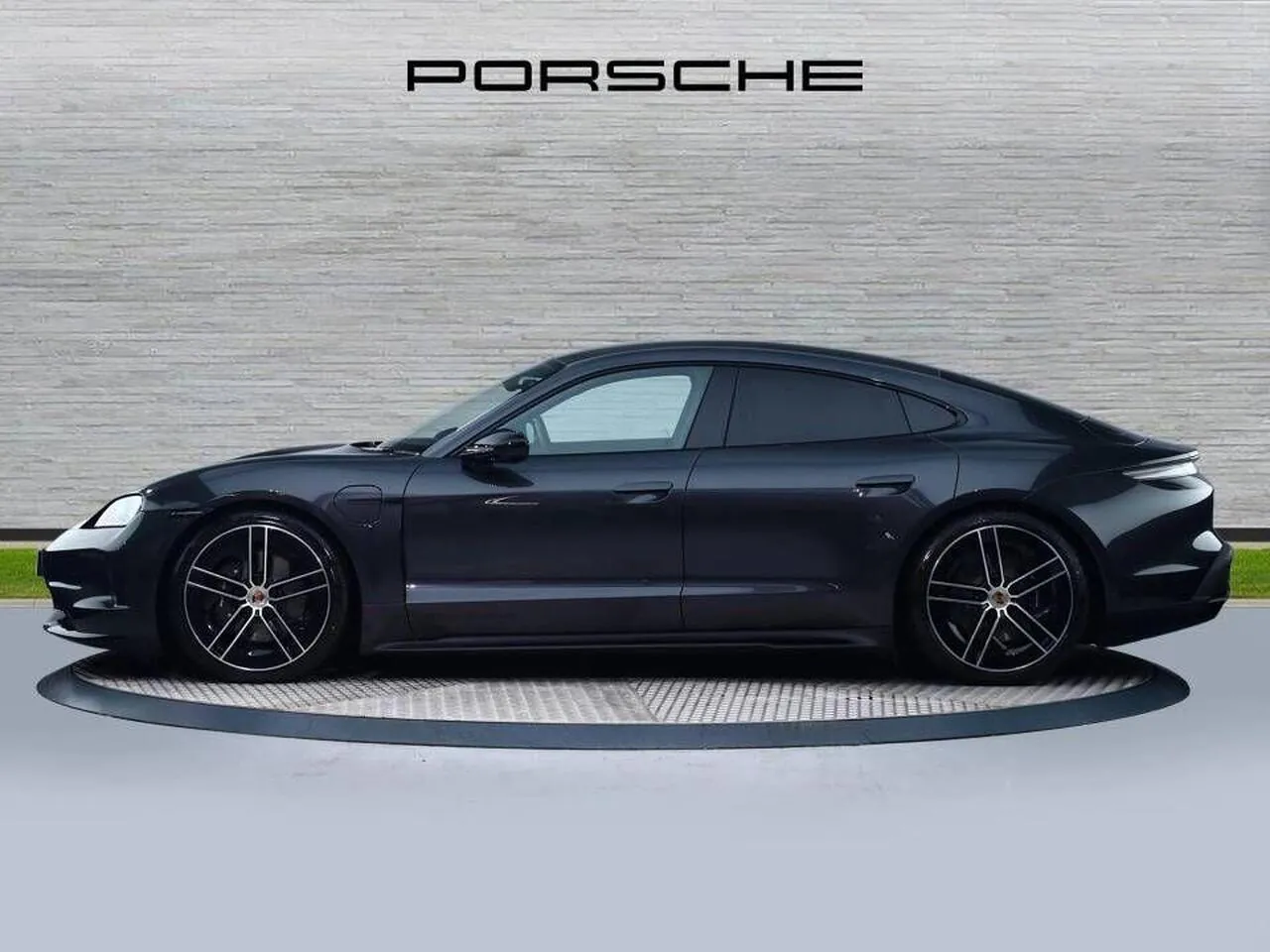 Porsche Taycan photo 5