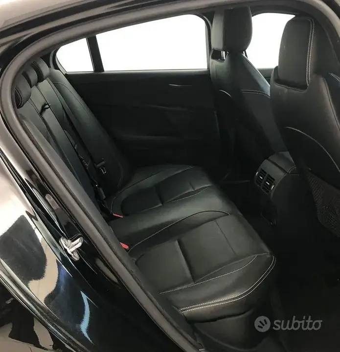 Jaguar Xe 2016 photo 5