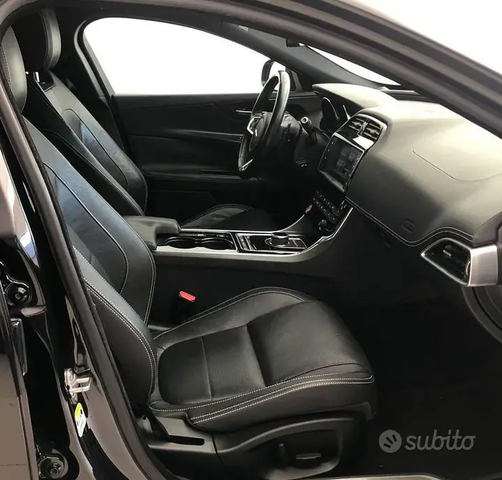 Jaguar Xe 2016 photo 3