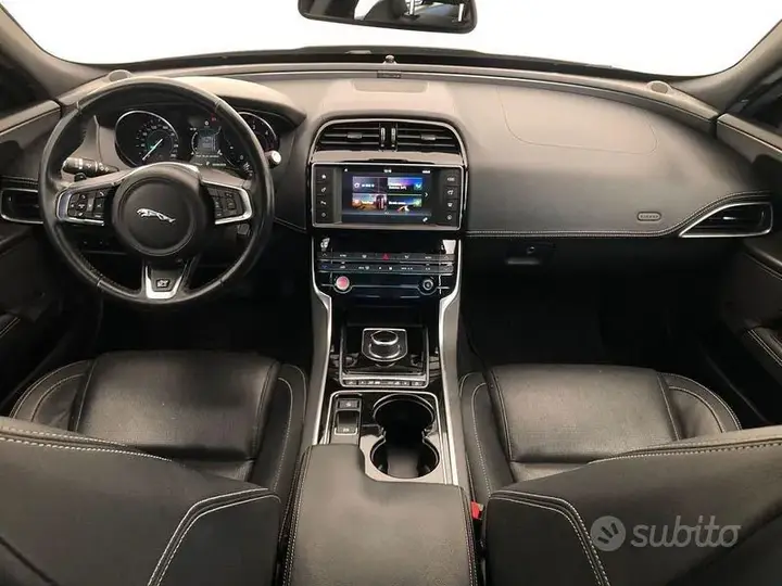 Jaguar Xe 2016 photo 4
