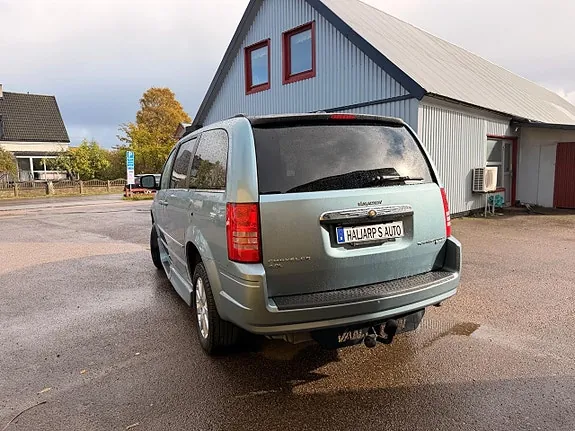 Chrysler Town & Country 2010 photo 2