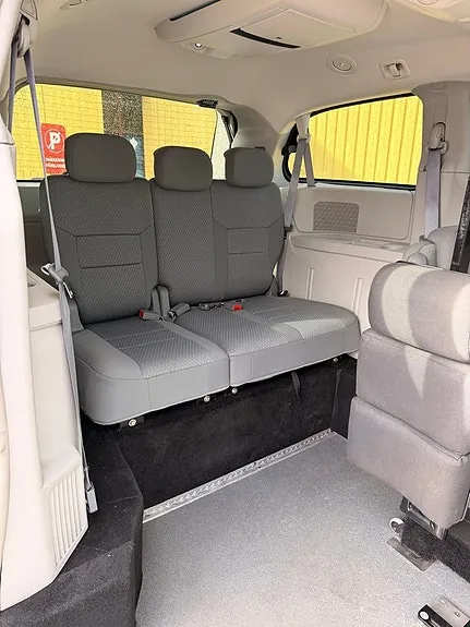 Chrysler Town & Country 2010 photo 5