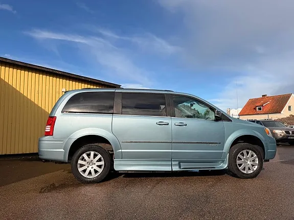 Chrysler Town & Country 2010 photo 3