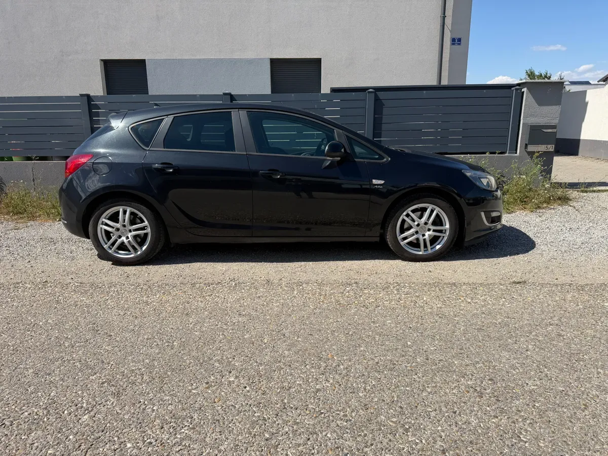 Opel Astra 2013 photo 2