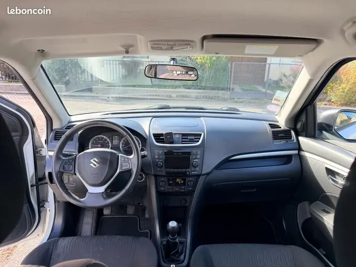 Suzuki Swift 2011 photo 3