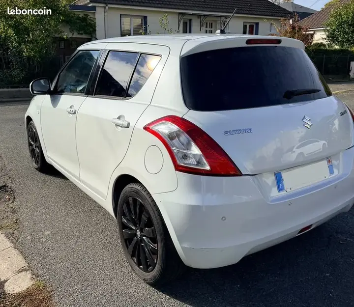 Suzuki Swift 2011 photo 2