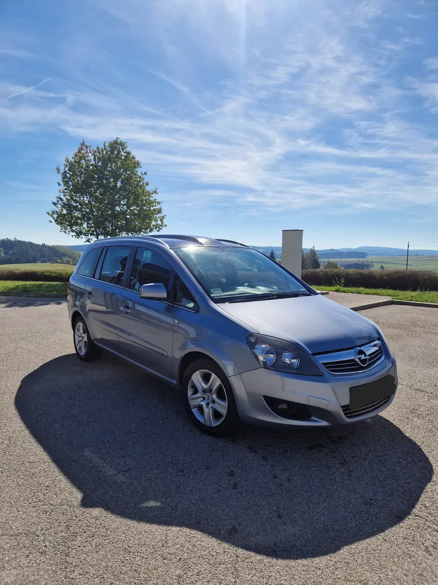 Opel Zafira 2010 photo 2