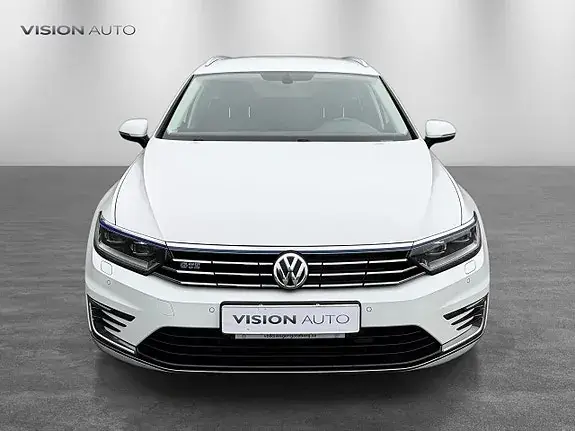Volkswagen Passat 2017 photo 2