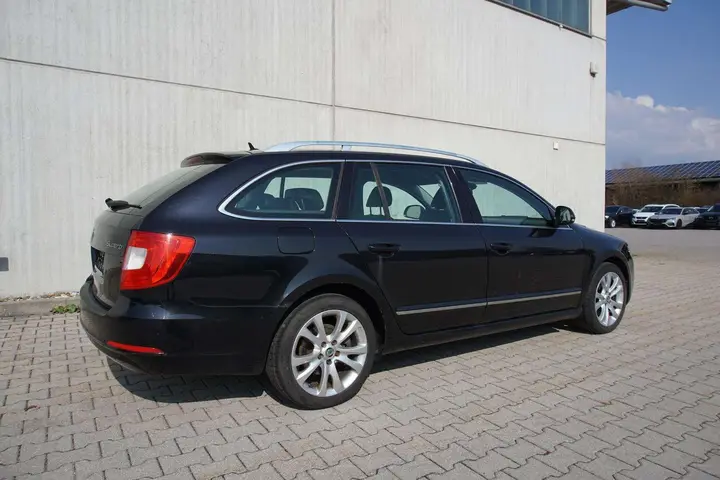 Skoda Superb 2010 photo 4