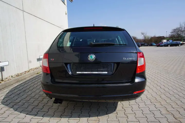 Skoda Superb 2010 photo 5