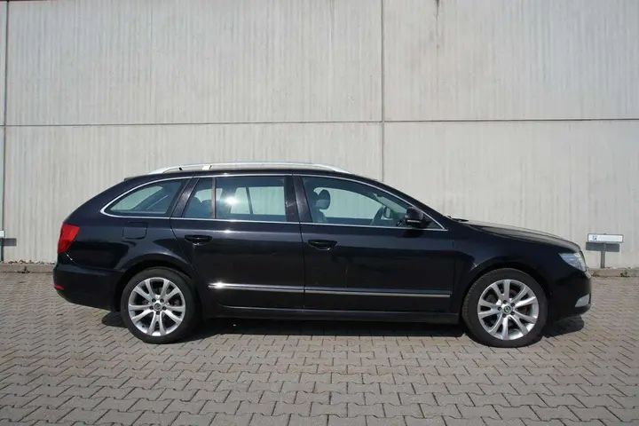 Skoda Superb 2010 photo 2