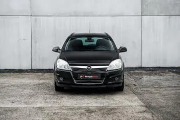 Opel Astra 2010 photo 2