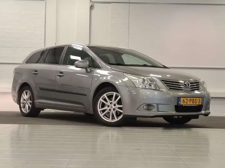 Toyota Avensis 2011 photo 2