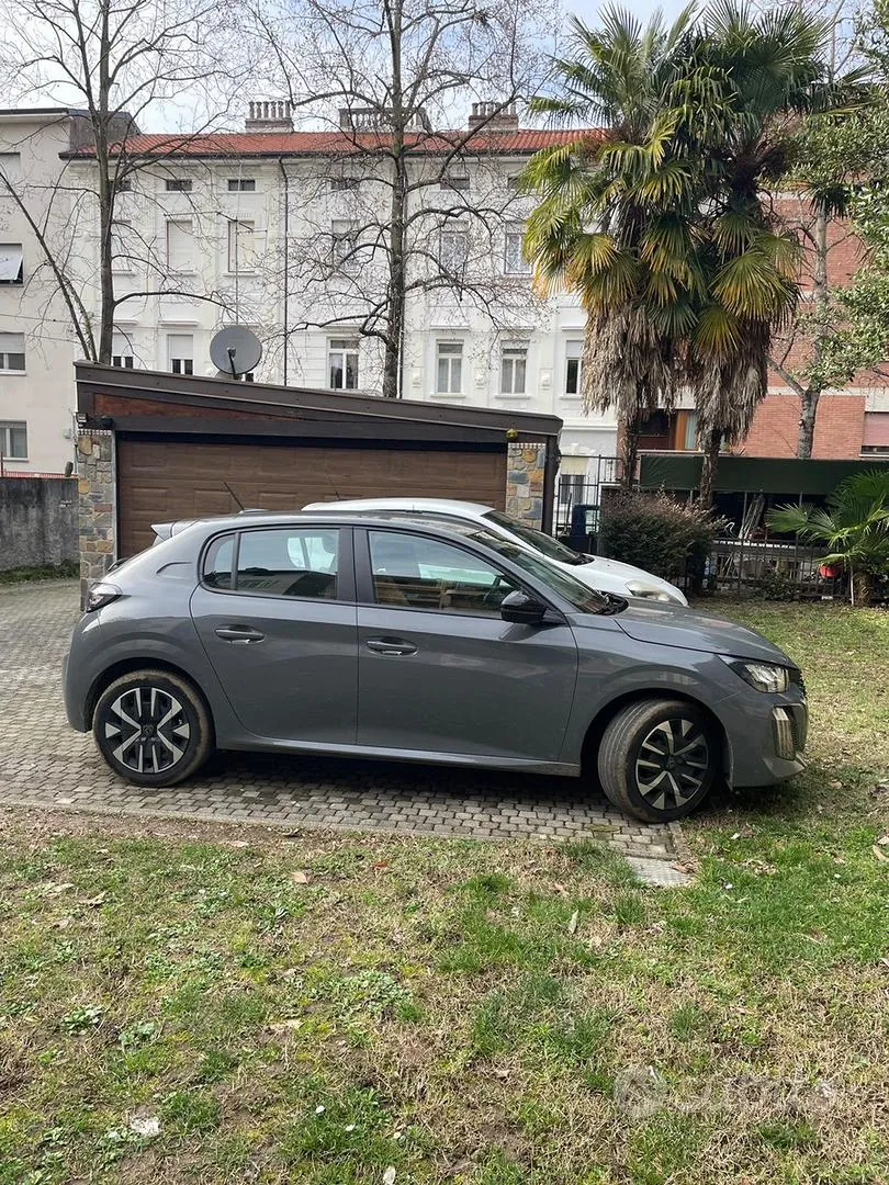 Peugeot 208 2024 photo 2