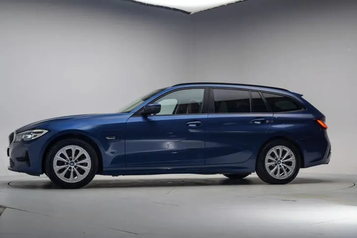 BMW 3 Series 2022 photo 2