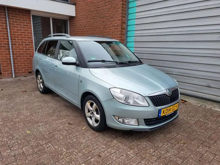 Skoda Fabia Combi 2011 photo 2
